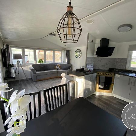 Palm Grove 2- Golden Palm - Pet Friendly, Wifi, Bed Linen, Central Heating - Meadow Lakes Caravan & Lodge Hire チャペル・セント・レオナルズ エクステリア 写真