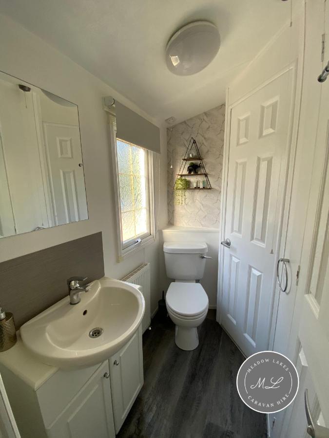 Palm Grove 2- Golden Palm - Pet Friendly, Wifi, Bed Linen, Central Heating - Meadow Lakes Caravan & Lodge Hire チャペル・セント・レオナルズ エクステリア 写真