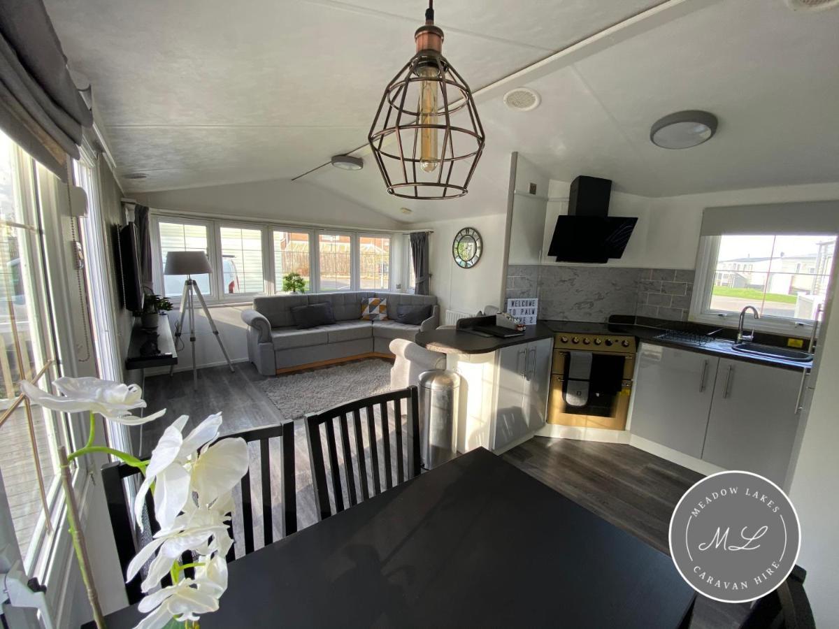 Palm Grove 2- Golden Palm - Pet Friendly, Wifi, Bed Linen, Central Heating - Meadow Lakes Caravan & Lodge Hire チャペル・セント・レオナルズ エクステリア 写真
