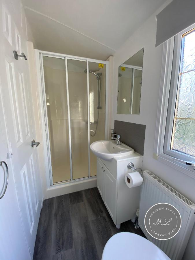 Palm Grove 2- Golden Palm - Pet Friendly, Wifi, Bed Linen, Central Heating - Meadow Lakes Caravan & Lodge Hire チャペル・セント・レオナルズ エクステリア 写真